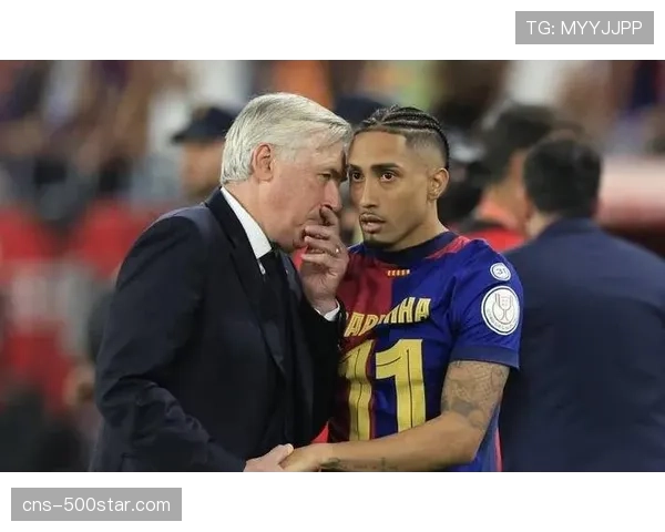 特写:场边安切洛蒂在战术板上快速画图,向克罗斯传达最后的调整指令。 特写:场边安切洛蒂在战术板上快速画图,向克罗斯传达最后的调整指令。